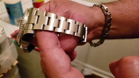 how to remove scratches from rolex bracelet.